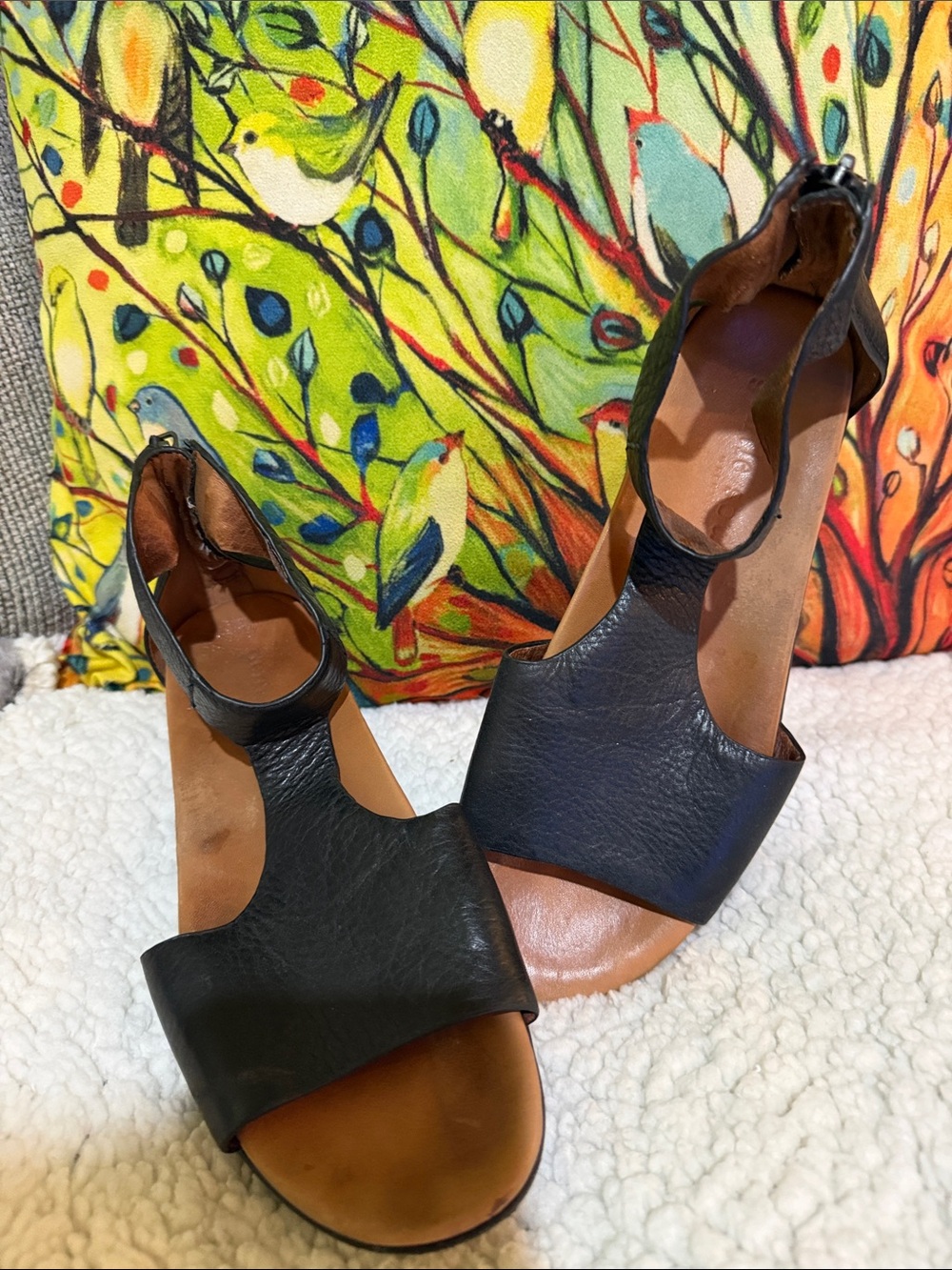 Gentle Souls-Women's Black Leather Open-Toe Sandals